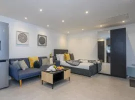 Pass the Keys Eden Gardens – Couples’ Holiday Home with Parking