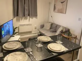 2 bedrooms apartment next to Arndale Shopping