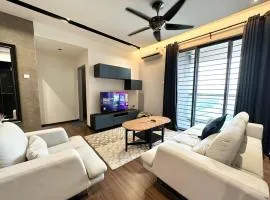 Family Suite -3R2B, Upto8pax, 2 Car Park, Netflix, Nearby The Mines, UPM