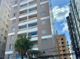 apto frente praia pé na areia 2dorm wifi elevador Smart tv praia grande aviação - leia fotos, hotel in Praia Grande