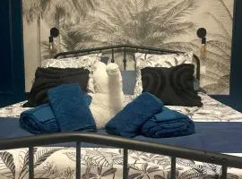 Chambre bleu Chic et cosy piscine spa petit déjeuner