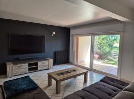 Calme et paisible maison au milieu de la foret, hotel in Arx