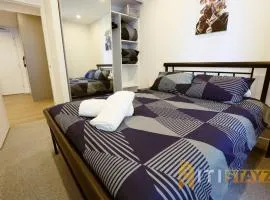 Sunny Yellow, 1Bd 1Bth 1Car Apt - Woden CBD