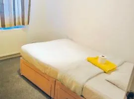 Double Room in a Two Bed House in Crayford