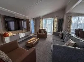 Stunning Lodge With Decking Nearby Hunstanton Beach, Sleeps 6 Ref 23215K
