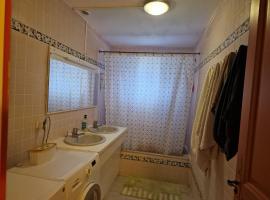 Chambre Jura 2 près de CERN et Genève, ξενώνας σε Péron