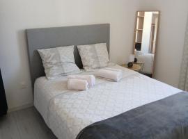 Centre historique Commerces et Plages 2 minutes tout à pieds, hotel in Soulac-sur-Mer