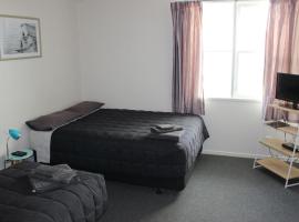 Three Furlongs Bar-Grill-Hotel, hotel in Kaiwaka