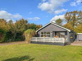 Lovely Home In Hadsund With Wifi, hotel v destinaci Haslevgårde