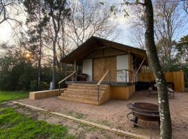 Premium Lakefront Cabin 3 The Firefly, hotel en Bastrop