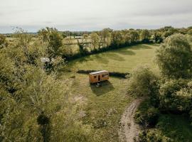 Parcel Tiny House I Ferme de Garance, hotel v destinaci Magnac-Laval