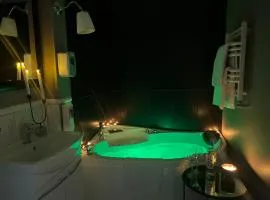 EUROPA22 Apartament RELAKS z JACUZZI w samym sercu miasta Prestiżowe osiedle z widokiem na park i staw z fontannami Szybkie i Łatwe Zameldowanie
