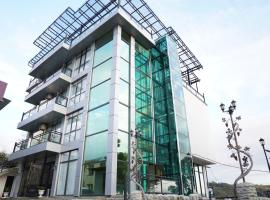 Hotel Kochana, kh&aacute;ch sạn biển ở Chʼkhorotsqu