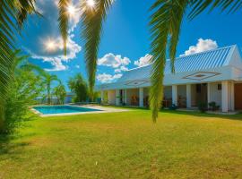 Villa Tima - Luxe Tropical avec Piscine Jacuzzi Sauna et Vue Panoramique, Hotel in La Possession
