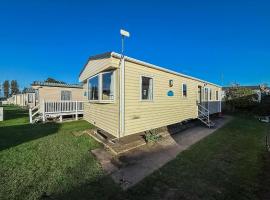 Lovely Caravan For Hire At Manor Park In Hunstanton Ref 23053B, hotel in Hunstanton