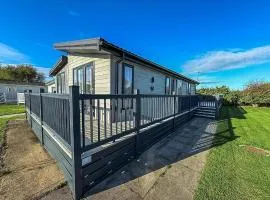 Stunning Lodge With Decking Nearby Hunstanton Beach, Sleeps 6 Ref 23215K