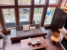 Modern Family 4BR Lake Retreat - Fire Pit - Dock，位于Crane Hill的酒店