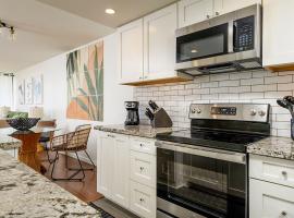 Oceanfront Lauloa 106 - Ground Floor, Modern Renovation, Split-AC, Walk to Beach، فندق في ماليا