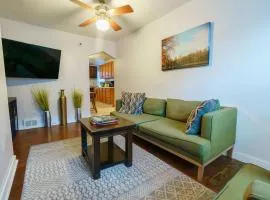 3 BR Southside Pad - Sleeps 8 - Amazing Location