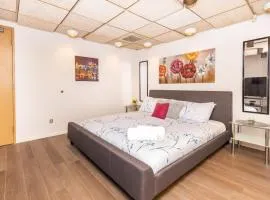 King Bed Studio Apartment - Near Chinatown