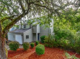 Cozy 3-Bedroom Townhome - 3 Miles from OSU!, hotel v destinaci Corvallis