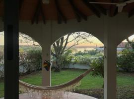 Casa única con vista al lago，位于Hernandarias的酒店