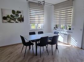 Sunny CentralApartment -3 bedrooms ,Private Parking, khách sạn ở Monfalcone