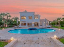 Beautiful 4 BDR Villa With Private Pool, hotel v destinaci Hurghada