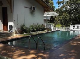 Вилла с бассейном и видом на рисовые поля и джунгли, hotel in Weligama