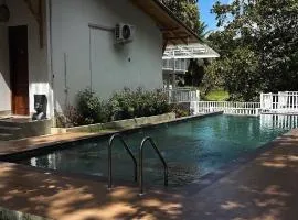 Вилла с бассейном и видом на рисовые поля и джунгли