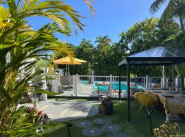 GREEN LORD DOMAINE - Lodges Piscine & Spa - Bar & Lounge - Restaurant gastronomique、Lamentinのスパホテル