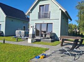 Domki Morskie Jastrzębia Góra - Domki z basenem、ヤストシェンビャ・グラのホテル