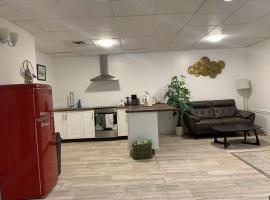 ArtHaus Downtown Jim Robb Unit 3BR 3BA, Hotel in Whitehorse