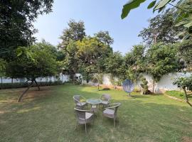 Leela Farm Gurgaon - 4 Bedroom Villa with Lawn and Big Size Private Pool, hotel in Gurgaon