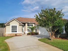 Minutes to Beach, Mayo Clinic, Hot Tub, King Bed, Free PPV, hotel in Jacksonville