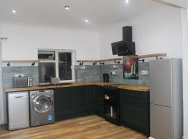 Private Room in a Modern Victorian Style House, hotel in Chatham