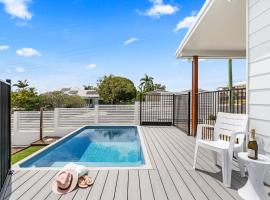 'Short Break' - Luxurious Coastal Retreat with Pool and BBQ – hotel w mieście Urangan
