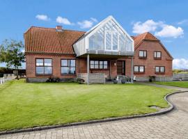 4 Bedroom Beach Front Home In Vinderup, hotel in Vinderup
