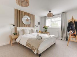 Luxury 2-Bed House in Stevenage Sleeps 6 Free Parking Barefoot & Board, hotel in Shephall