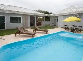 Casa Charmosa com Lagoa e Lazer em Arraial