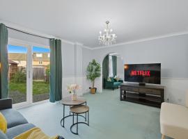 Stylish 4BR Home in Romford with Garden & Parking, hotel din Goodmayes
