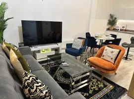 Mega7 Luxury 2bedrooms Apartment - 2baths, 3toilets plus Balcony and Free Car park