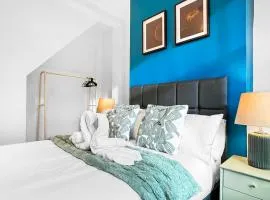 Stylish 3 bed home in Burnley by Lyx Stays, Ideal for Contractors, Weekend Getaways and Business Travellers - with Free Parking