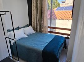 Quarto Plutão - banheiro privativo e ar condicionado, hotel en Duque de Caxias