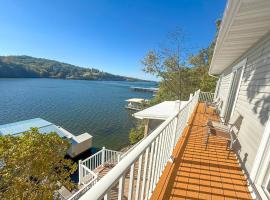 Lakefront Home-3bd25badockgrillfirepitkayaks, Hotel in Linn Creek
