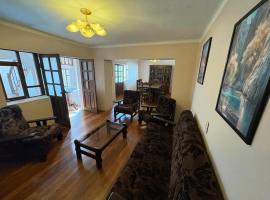 Casa independiente con 4 dormitorios, hotel in Potosí