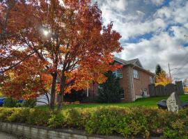 Full Kitchen AC Share Bathroom #2，哈利法克斯的附設泳池的飯店