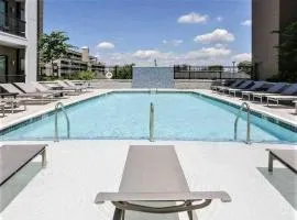 The Nash Luxe, Pool, Gym, Nightlife!