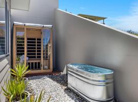 Ziggy's Beach House - Ocean views, Jacuzzi, Sauna!, Hotel in Woolgoolga