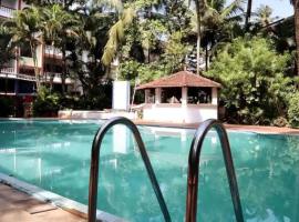 Serenity & Oceans New 1BHK Luxury Large Apt Pool, Kitchen, 2 Balconies, hotel in Arpora